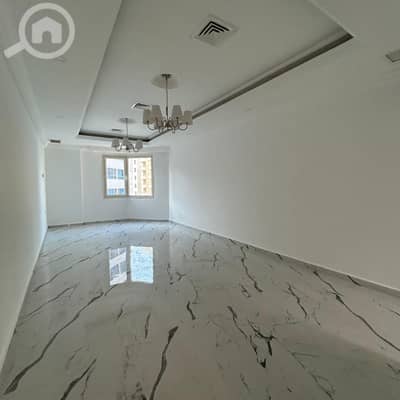 فلیٹ 3 غرف نوم للايجار في السالمية، مدينة الكويت - A residential apartment with a partial sea view for rent in Salmiya.