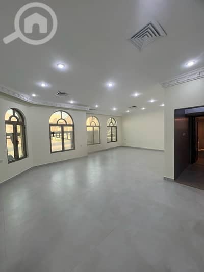 4 Bedroom Apartment for Rent in Al Jabriya, Kuwait City - للإيجار دور دوبلكس الجابرية أرضي وحوش ساقط قطعه 9 تشطيب ديلوكس