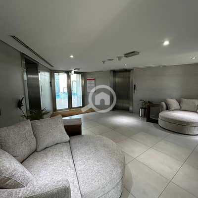 فلیٹ 2 غرفة نوم للايجار في دسمان، مدينة الكويت - Semi-furnished apartment with a sea view for rent in Dasman
