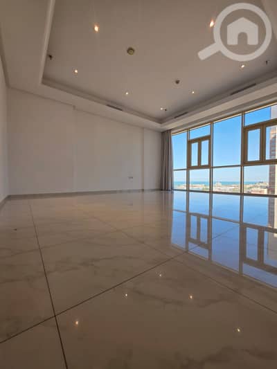 3 Bedroom Flat for Rent in Al Salmiya, Kuwait City - شقة واسعة وفاخرة (3 غرف نوم) بالسالمية، بإطلالة مباشرة على البحر.