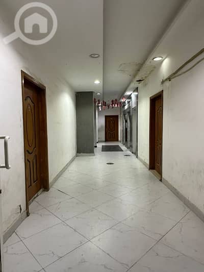 فلیٹ 10 غرف نوم للايجار في الفروانية، مدينة الكويت - floor for rent salon or spa