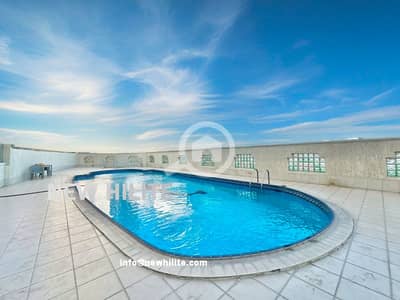 شقة 3 غرف نوم للايجار في السالمية، مدينة الكويت - Renovated Three-Bedroom Seaview Apartment for Rent in Salmiya
