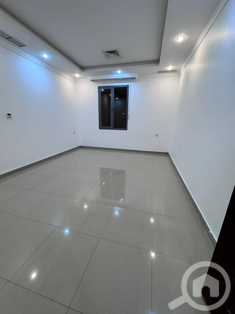 للايجار بالفنيطيس: شقة جديدة وواسعة بـ 3 غرف