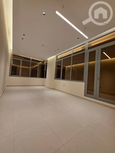 3 Bedroom Flat for Rent in Al Salmiya, Kuwait City - شقة عائلية مثالية وموقع حيوي في قلب السالمية!