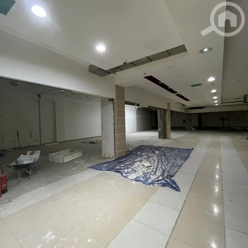 Entire commercial floor for rent in Al-Aqila.