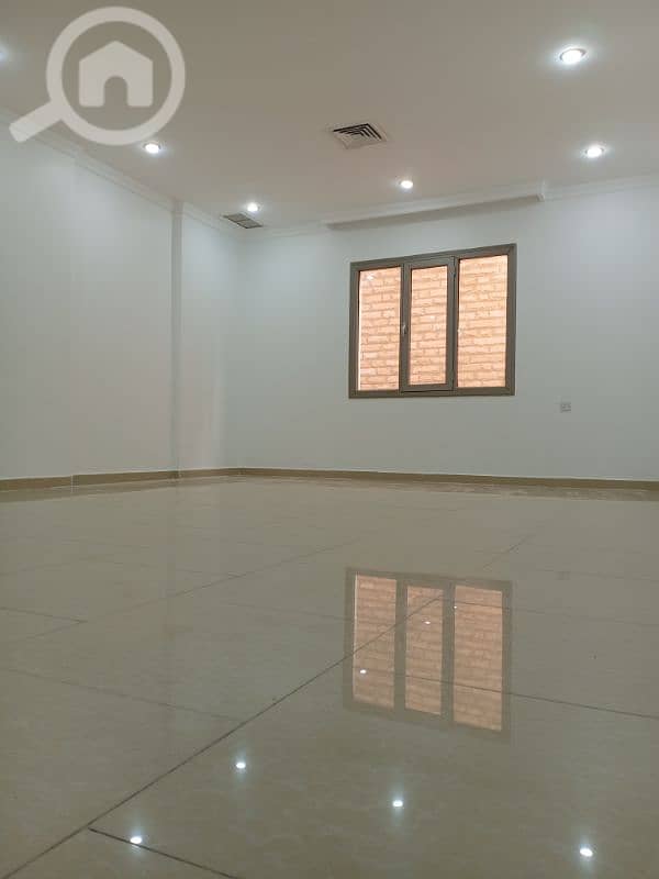 للإيجار شقة أرضي في الرميثية ٤غرف وغرفة خادمة ٦٠٠دك