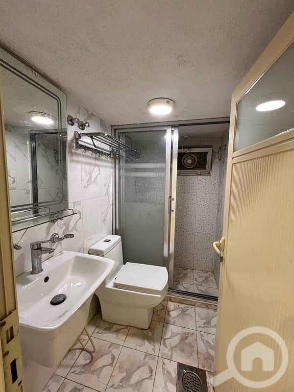 للإيجار شقه صغيره في صباح السالم قطعه 8 مكونه من غرفتين 250 دينار