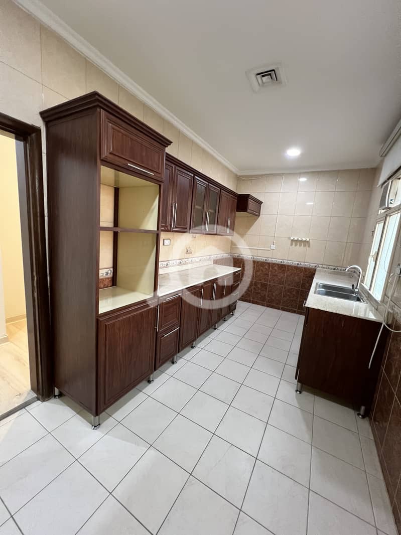 للإيجار شقه في الشهداء