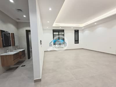 فلیٹ 4 غرف نوم للايجار في الروضة، مدينة الكويت - 4 Master Bedrooms Floor with Balconies in Rawda