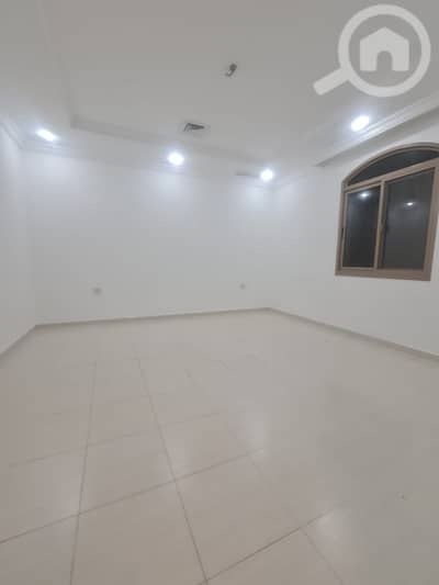 فلیٹ 4 غرف نوم للايجار في الروضة، مدينة الكويت - شقة بمساحة دور للايجار في الروضة