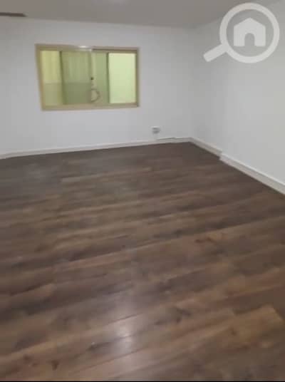 2 Bedroom Flat for Rent in Salwa, Kuwait City - للايجار شقه في سلوى دور ارضي مرتفع غرفتين وصاله وحمامين ومطبخ وخدامه