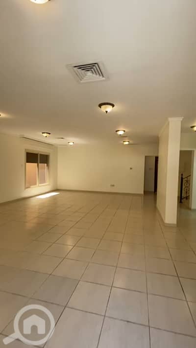 5 Bedroom Villa for Rent in Al Eqaila, Kuwait City - فيلا فاخرة للإيجار في منطقة العقيلة مثالية للعائلات التي تبحث عن الرقي