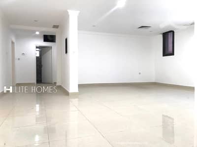 شقة 4 غرف نوم للايجار في الجابرية، مدينة الكويت - Elegant Four-Bedroom Floor for Rent in Jabriya