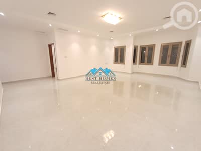 فلیٹ 5 غرف نوم للايجار في الشهداء، مدينة الكويت - Spacious 5 Bedrooms Floor in Shuhada