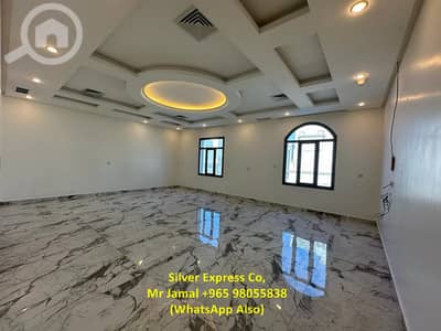 فلیٹ 5 غرف نوم للايجار في فنيطيس، مدينة الكويت - 5 Bedroom Villa Floor with Balcony for Rent in Finatees.