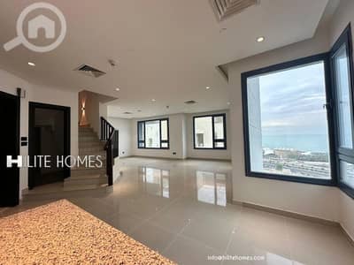 شقة 3 غرف نوم للايجار في السالمية، مدينة الكويت - Three bedroom duplex available for rent in Salmiya.