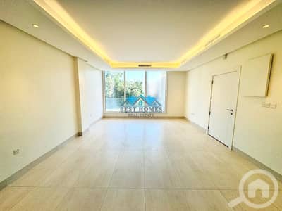 شقة 3 غرف نوم للايجار في سلوى، مدينة الكويت - Three-Bedrooms Apartment with a Balcony in Salwa