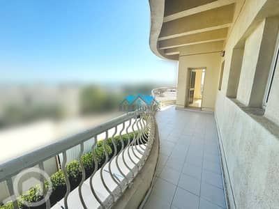 شقة 3 غرف نوم للايجار في السالمية، مدينة الكويت - Seaview Three-Bedrooms Apartment with a Balcony in Ras Al Salmiya