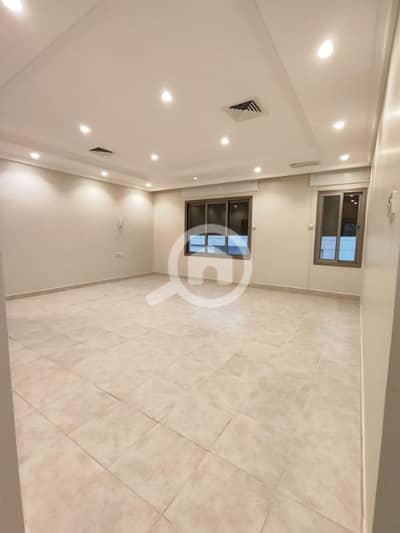 3 Bedroom Villa for Rent in Al Jabriya, Kuwait City - للإيجار دور في الجابرية مع تراس ورووف كبير كبير