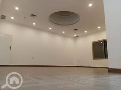 5 Bedroom Villa for Rent in Al Zahra, Kuwait City - للإيجار دور وربع في الزهراء مع السظح له مدخل خاص بروحه ٨٠٠دك