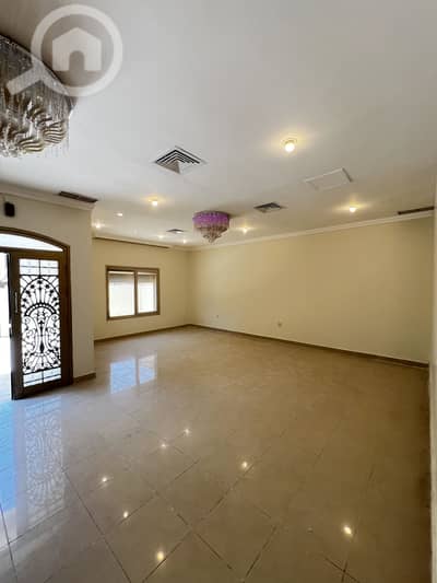 6 Bedroom Villa for Rent in Al Manqaf, Kuwait City - للإيجار فيلا في المنقف قطعة 1 دورين مجدده بالكامل