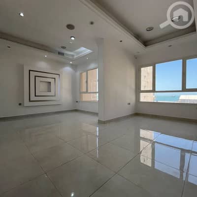 فلیٹ 5 غرف نوم للايجار في السالمية، مدينة الكويت - A full floor for investment with a sea view in Salmiya.