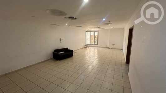 3 Bedroom Apartment for Rent in Al Salmiya, Kuwait City - للإيجار شقة واسعة في السالمية – قطعة 3 إطلالة بحرية وموقع مميز