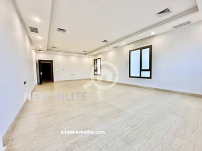 فلیٹ 4 غرف نوم للايجار في مبارك الكبير، مدينة الكويت - Luxury 4-Bedroom Ground Floor Apartment for Rent in Funaitees