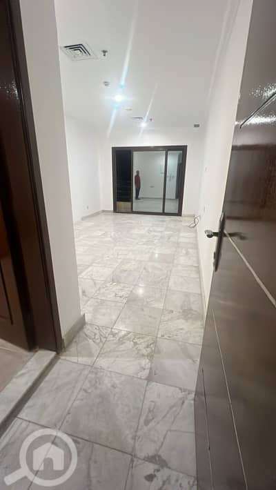 3 Bedroom Flat for Rent in Al Salmiya, Kuwait City - للايجار بالسالمية شقة 3 غرف منهم ماستر مع صالة كبيرة
