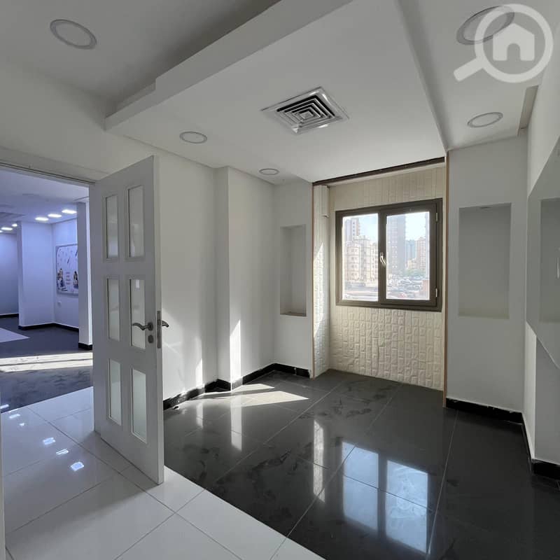Full investment floor for rent in Salmiya, Block 6. Full investment floor for rent in Salmiya, Block 6.