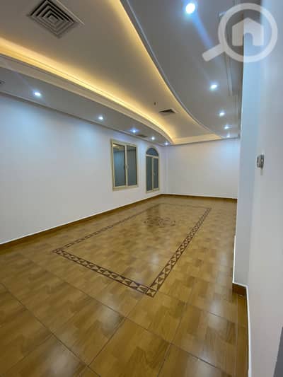 3 Bedroom Apartment for Rent in Al Salmiya, Kuwait City - للإيجار شقه السالمية غرفتين فيهم غرفه ماستر غرفه خدامه بحماها