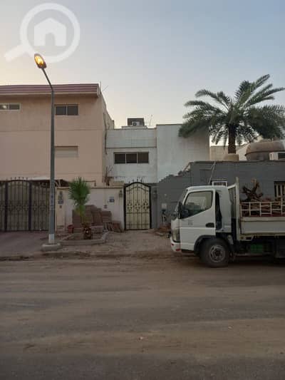4 Bedroom Villa for Rent in Salwa, Kuwait City - للايجار فيلا بسلوي دورين حوش موقع مميز