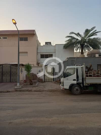 4 Bedroom Villa for Rent in Salwa, Kuwait City - للايجار فيلا بسلوي دورين حوش حديقة قرب البحر مجددة بالكامل