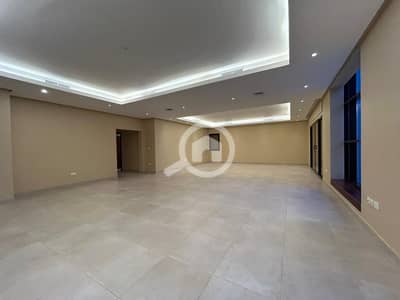 4 Bedroom Flat for Rent in Abu Fatira, Kuwait City - للإيجار. دور بابو فطيره مساحه. ٤٠٠ متر يتكون من صاله كبيره مع بلكونه