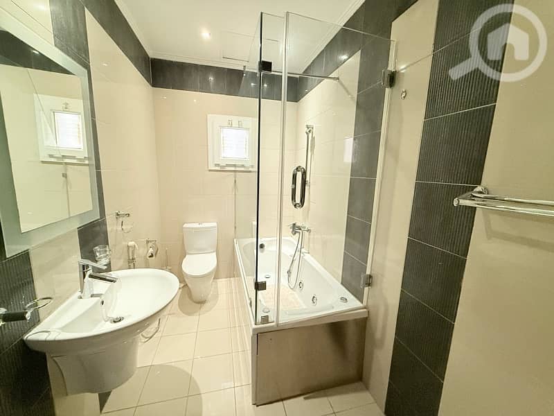 Mangaf- Decent 3 bedrooms full floor with open kitchen