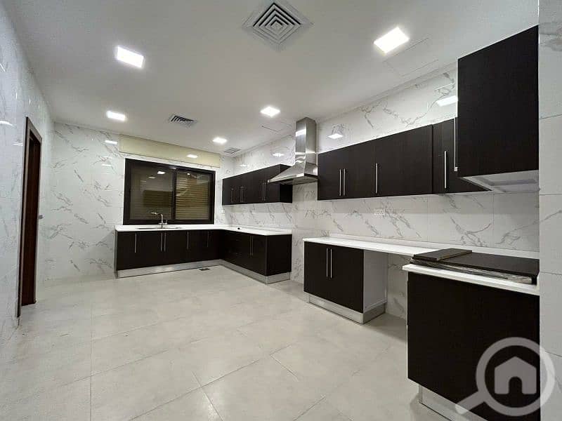 Abu Fatira floor 4 BR + maidroom with balcony