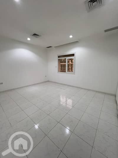 4 Bedroom Villa for Rent in Mishref, Kuwait City - للإيجار دور في غرب مشرف