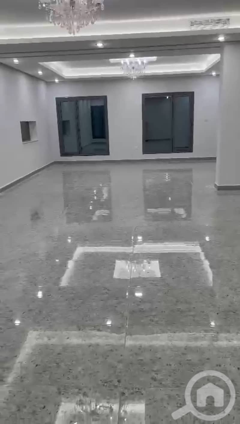 للإيجار دور ساقط في الصديق مع حوش كبير