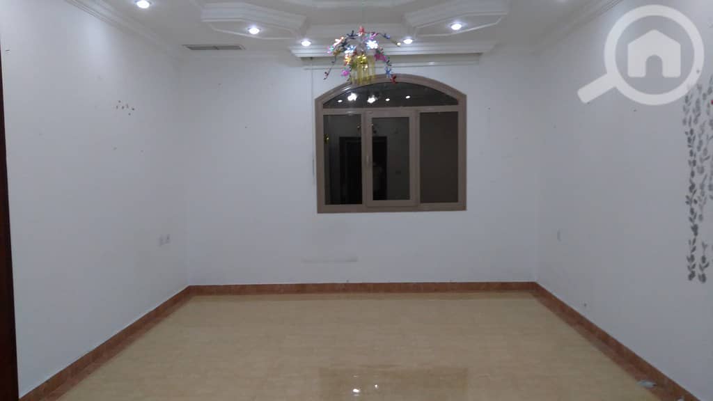 Nice 3 bedroom apt in egaila. close to gate mall & aum