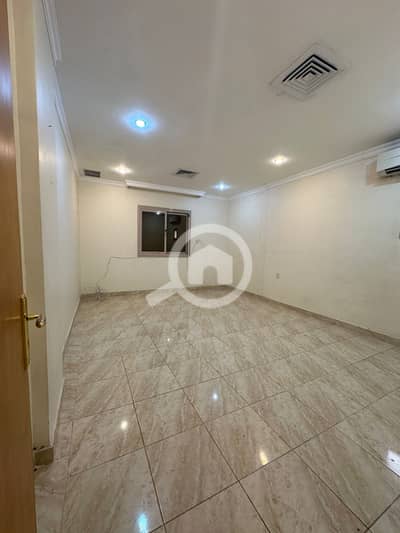 6 Bedroom Villa for Rent in Bayan, Kuwait City - للإيجار دور في بيان
