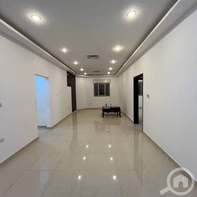 فلیٹ 3 غرف نوم للايجار في سلوى، مدينة الكويت - Apartment with a roof for rent in Salwa Block 3