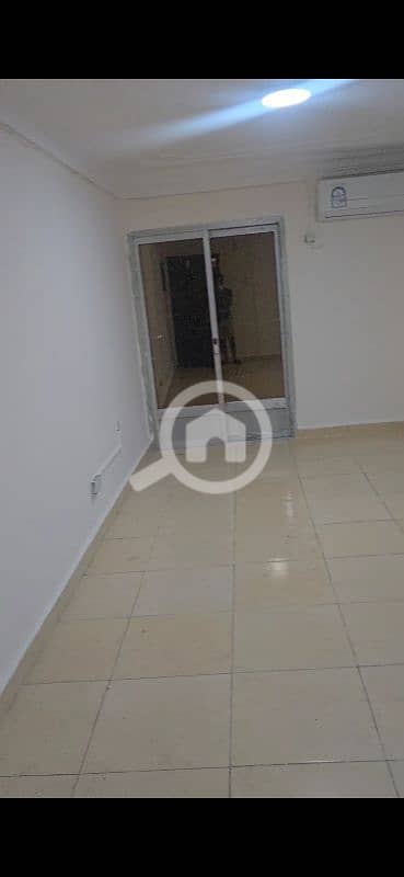 2 Bedroom Apartment for Rent in Al Salmiya, Kuwait City - for rent flat in old building in Salmiyah